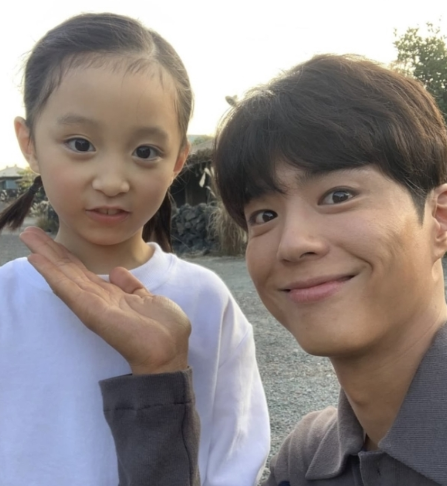 "폭싹 속았수다 안태린, 박보검 유전자 검사 주장? 아역배우 어머니의 찬사 화제!"