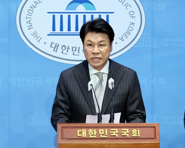 성폭행 혐의' 장제원 전 의원 고소인측, 동영상 등 증거 제출