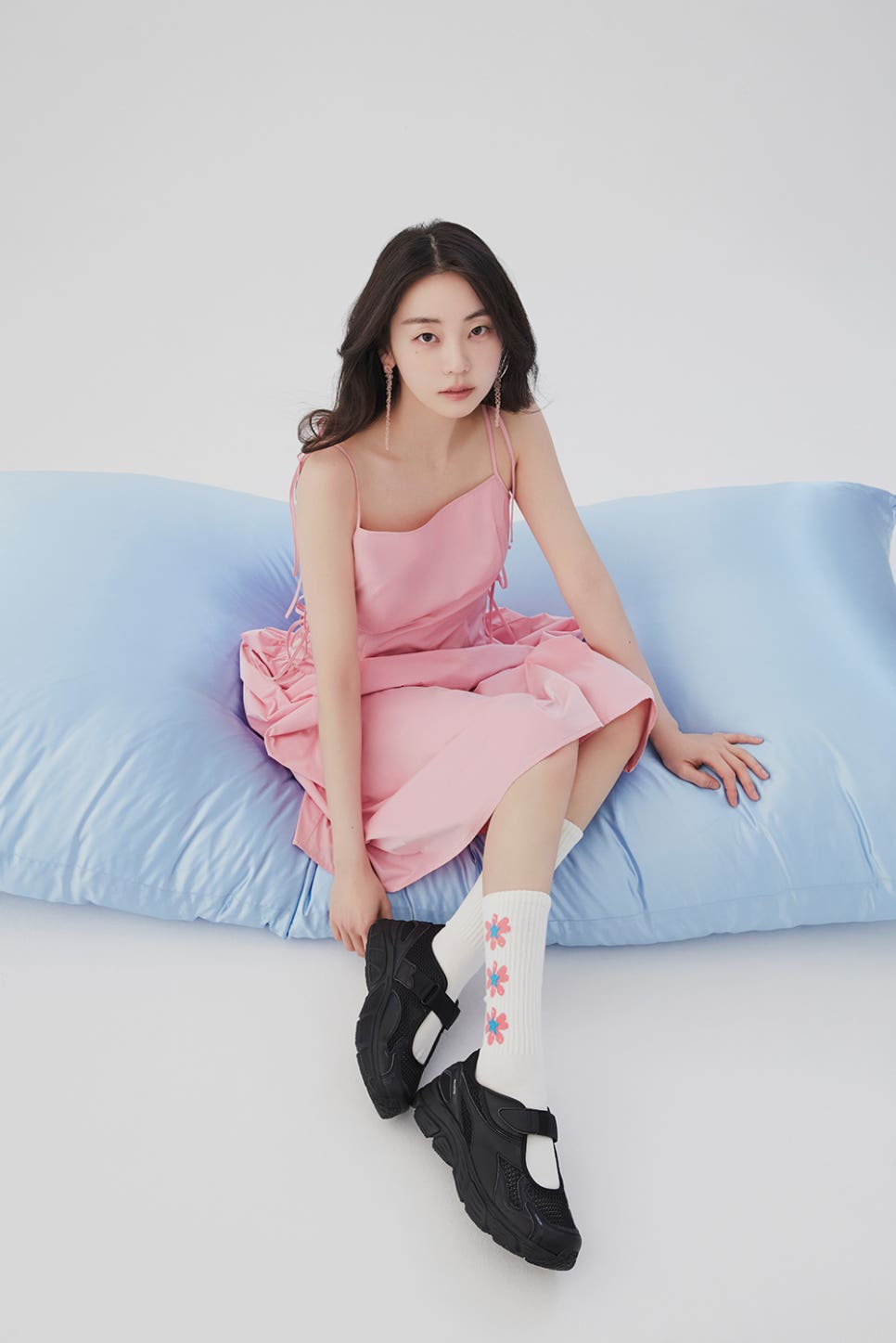 안소희 화보 패션 속 여성 벨크로 운동화 등 봄 발레코어룩 아이템 모두 스니커즈 브랜드 추천하는 디아도라(DIADORA) 발레토 네요!