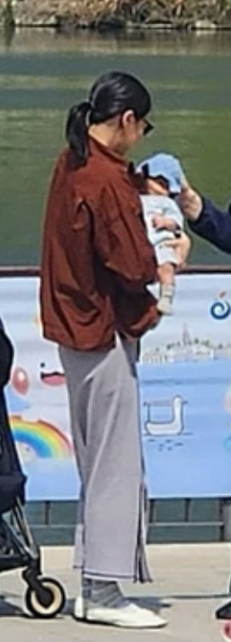 김민희♥홍상수 아들과 미사호수공원 봄나들이 사진 공개 따스한 가족의 순간 포착