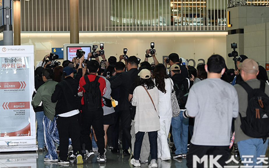 김지원, 팬들 추앙 속 출국! 공항 마비시킨 어마어마한 인기