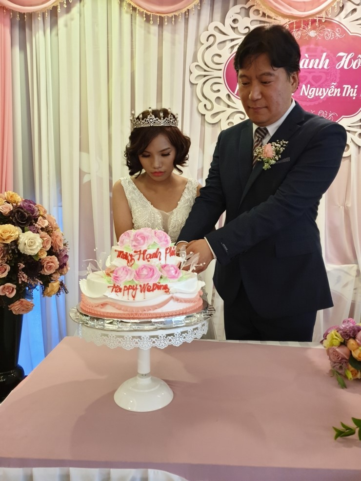 "국제결혼" 베트남국제결혼으로 한국에왔고 한국국적도 취득했어요.
