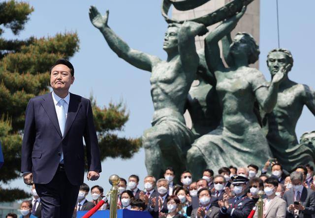 “조용한 품격 vs. 화려한 연출” – 이재명·윤석열 대통령 취임식 비교 분석 취임사와 규모 인원