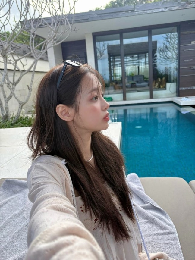 츄, 여름 청량 미모의 정석! 바다 배경 속 빛난 내추럴 여신 자태