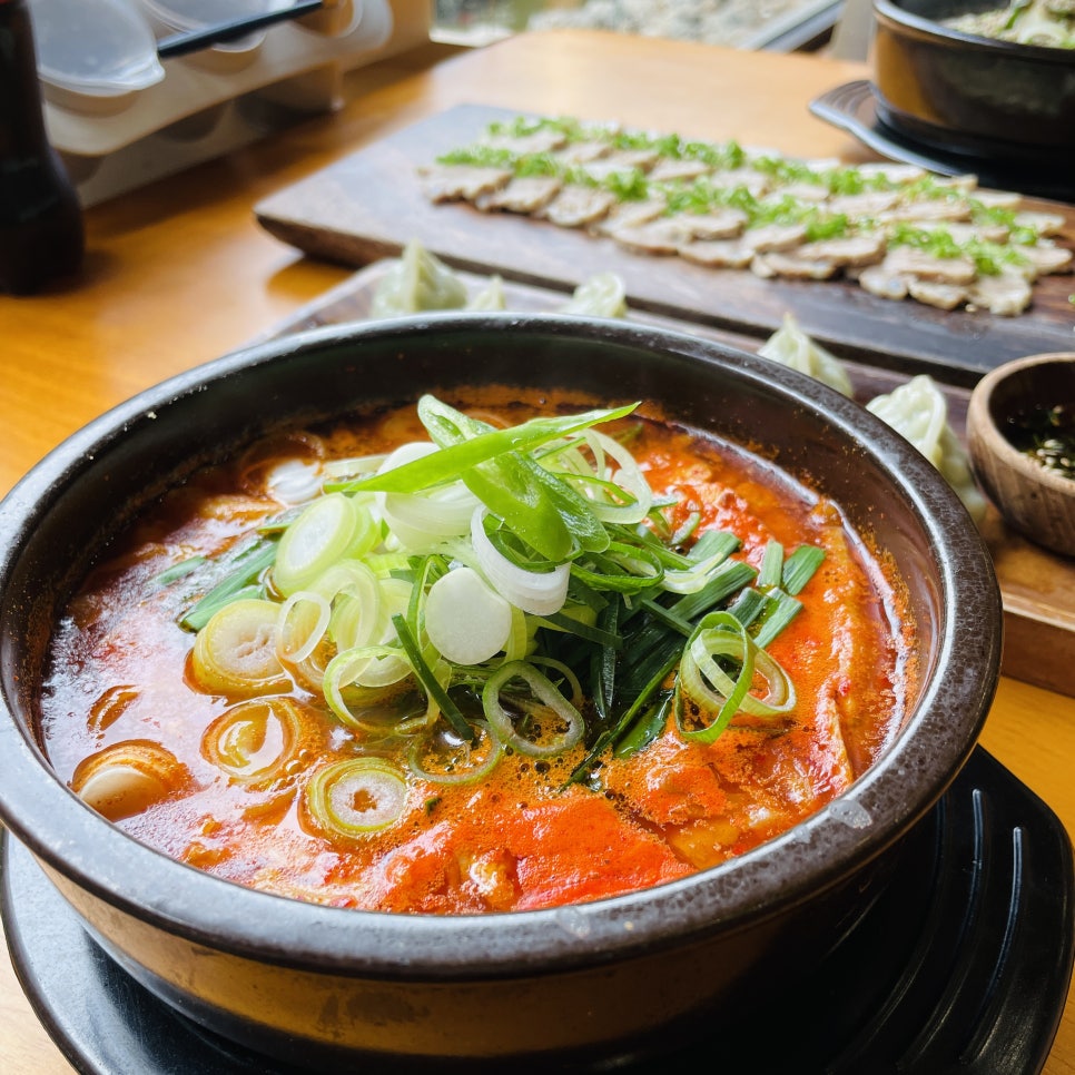 항상 사람이 꽉 차는 제주 고기국수 맛집