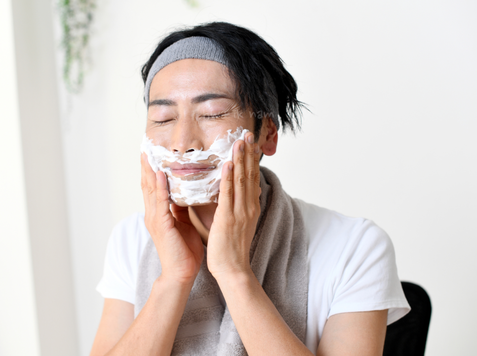 남자 피부의 모공까지 클렌징하는 촉촉한 폼클렌징