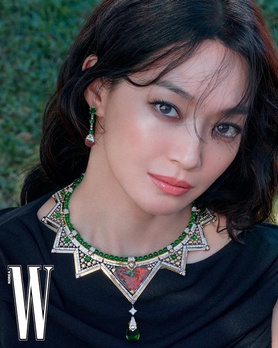 신민아, 히피펌 퇴폐미 화보 공개 ‘재혼 황후’ 나비에로 완벽 변신 예고