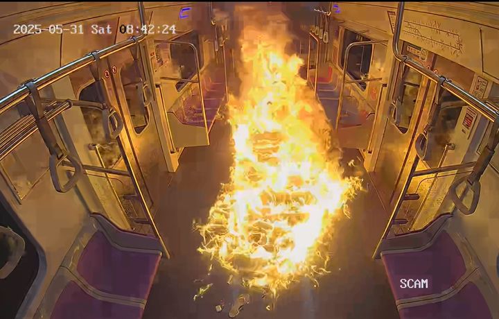 (영상)휘발유에 미끄러진 임산부…끔찍한 지하철 5호선 방화 CCTV
