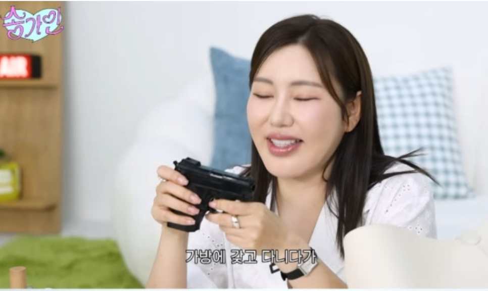 송가인, 대학 때부터 총 소지? “위험할 땐 쏠 생각이었다” 가방 속 반전 애착템 공개
