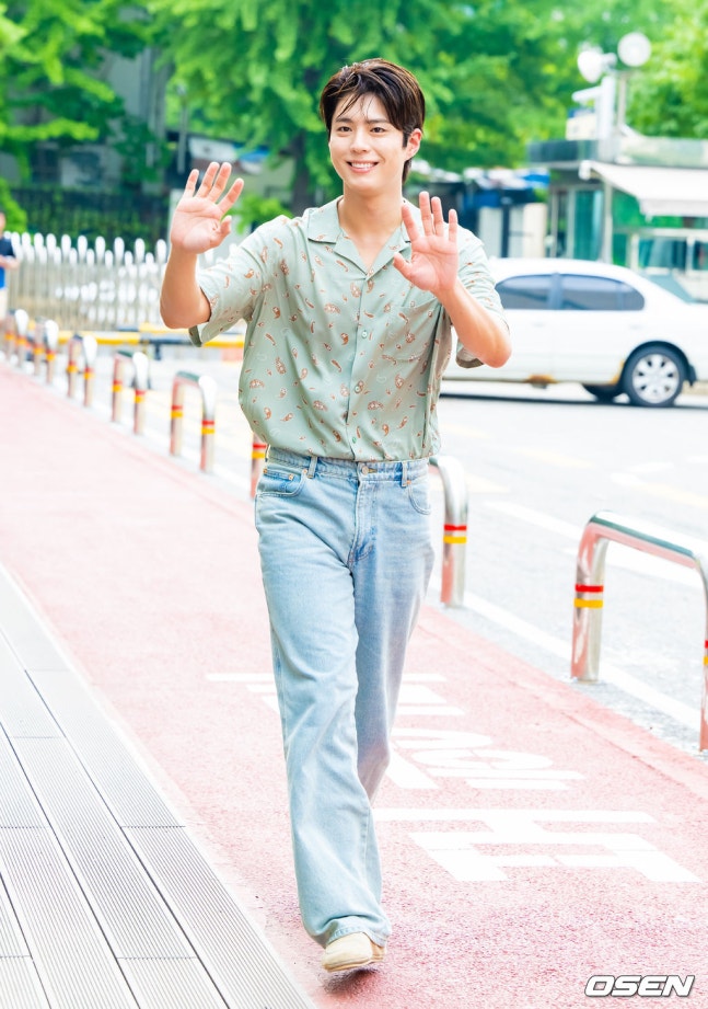 박보검, 조각 비주얼 출근길 포착 ‘더 시즌즈’ 향한 설렘 가득