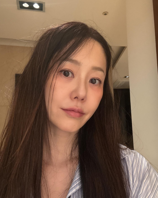 고현정, 눈썹 톤 변신 셀카 자연스러움 속 빛난 54세 동안 미모