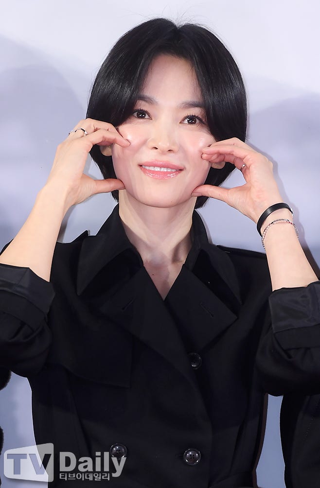 송혜교, 43세 잘생쁨 비주얼 울프컷 중성 매력 공개 파격 변신
