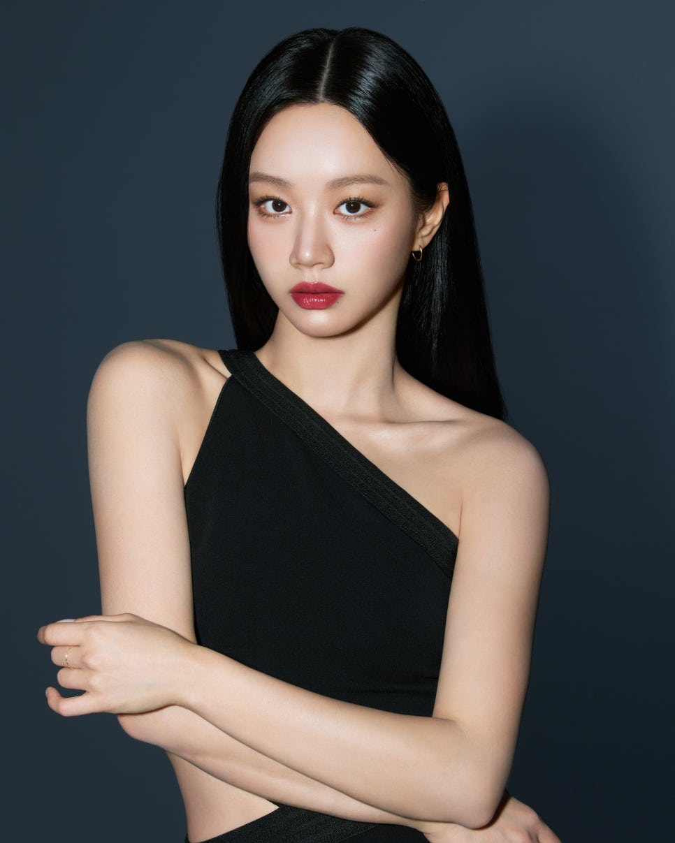 아워글래스 앰버서더 혜리 리얼웨이 모카 메이크업 화보 리얼X레드룩 따라해봄 : 큐레이터 아이섀도우 팔레트, 언락드 마스카라 에스프레소 컬러, 팬텀 볼류마이징 글로시 밤 레드 제로