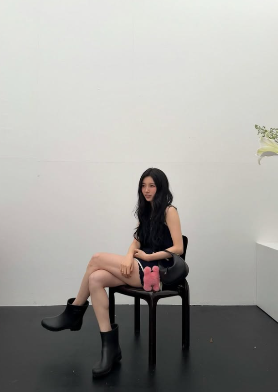 진짜 에겐녀 수지의 사복 봄 여름 민소매 미니 원피스 코디 추천