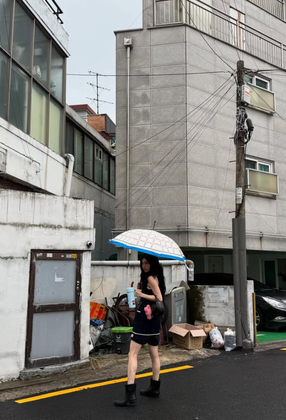 진짜 에겐녀 수지의 사복 봄 여름 민소매 미니 원피스 코디 추천