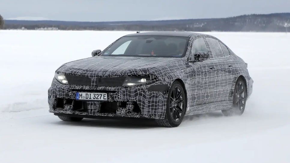 BMW M5 LCI 포착, 노이어 클라쎄 얼굴로 변신 돼지코 굿바이!