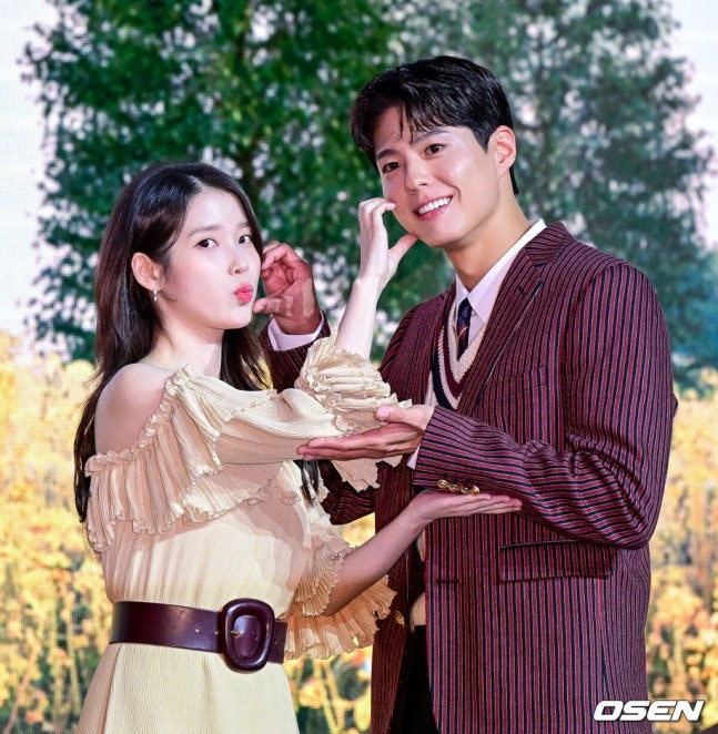 아이유 박보검 깜짝 입맞춤 사전 예고 없는 순간이 만든 레전드 무대
