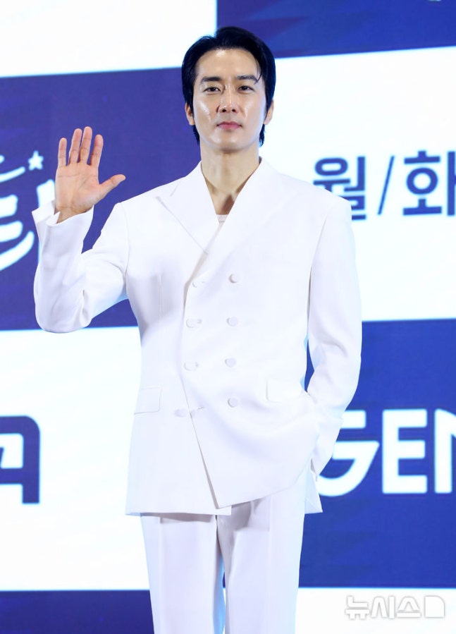 엄정화, 하트 포착 ‘금쪽같은 내 스타’ 제작발표회서 빛난 변신과 솔직 고백