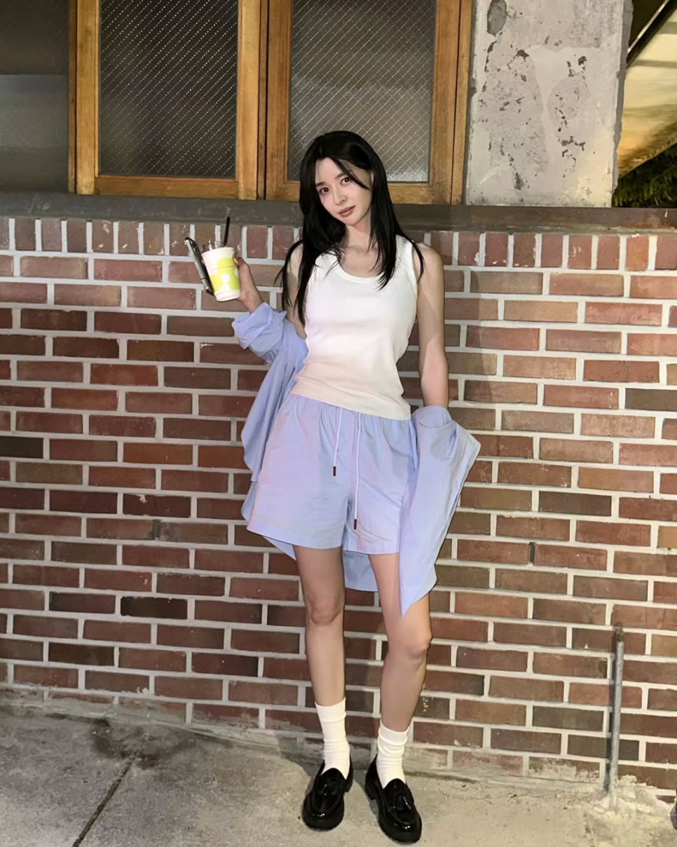 권나라 블루 셔츠 반바지 여자 여름 셋업 코디로 뽐낸 10등신 비율