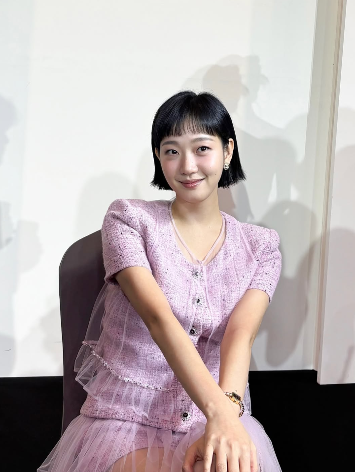 김고은 너무 예쁘다고 장충동 난리난 샤넬 트위드 투피스 패션