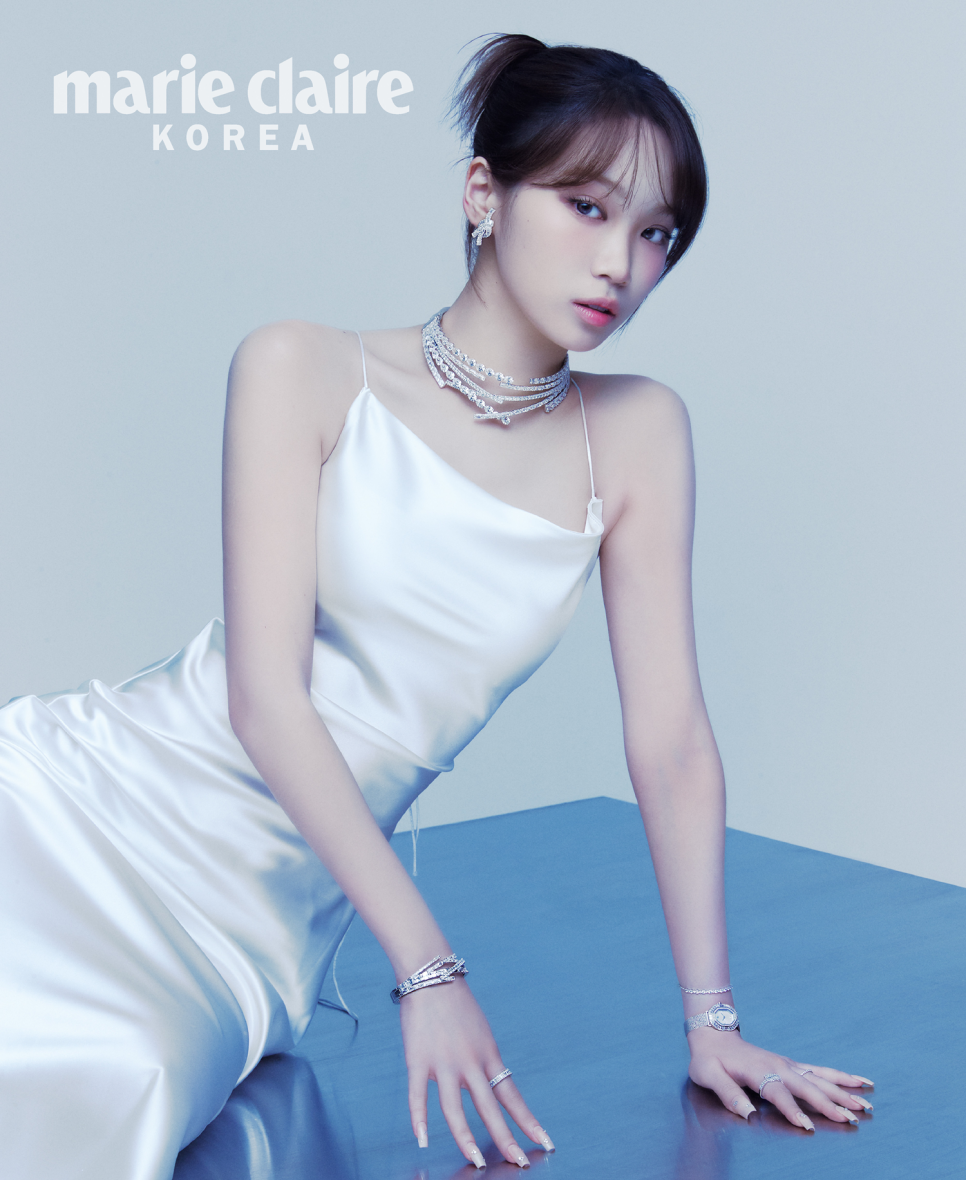 르세라핌 김채원의 스와로브스키 팔찌 시계 홀리데이 컬렉션 패션 빛나는 파티룩 연말 선물 추천