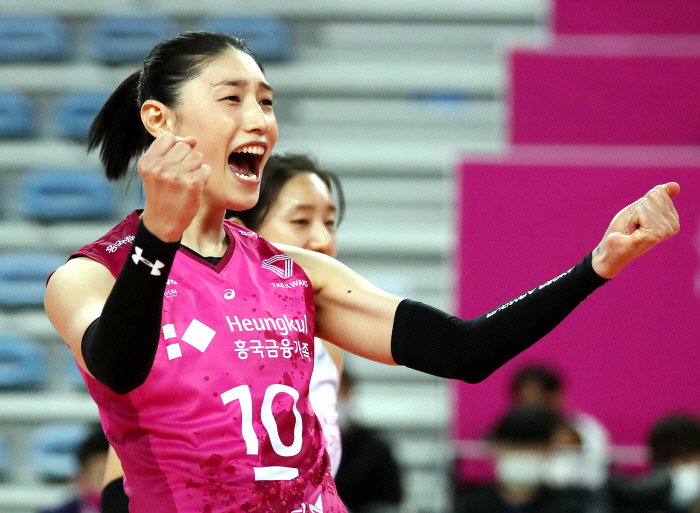 "김연경 없으면 꼴찌라며?" 전문가 예상 뒤집은 흥국생명 반전 드라마