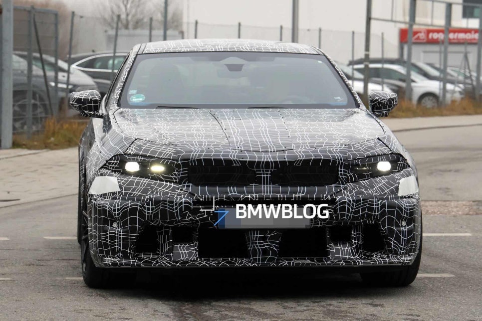 BMW M5 페이스리프트, 노이세 클라세 스타일 다소 완화된 채 스파이샷 포착