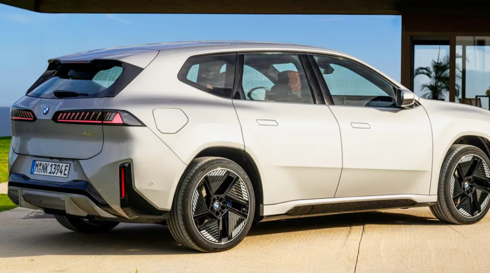 “운전 재미는 그대로, 충전은 잊어라” BMW iX3 전기SUV 시승기