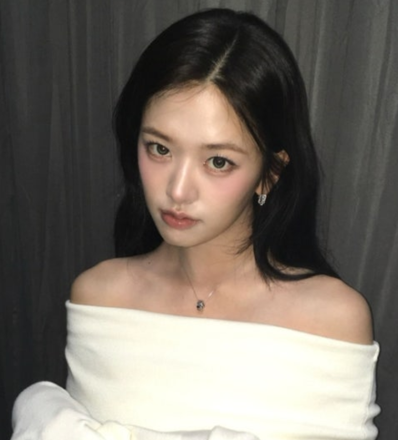 안유진, 팔색조 매력 셀카가 이어 붙인 하루의 표정