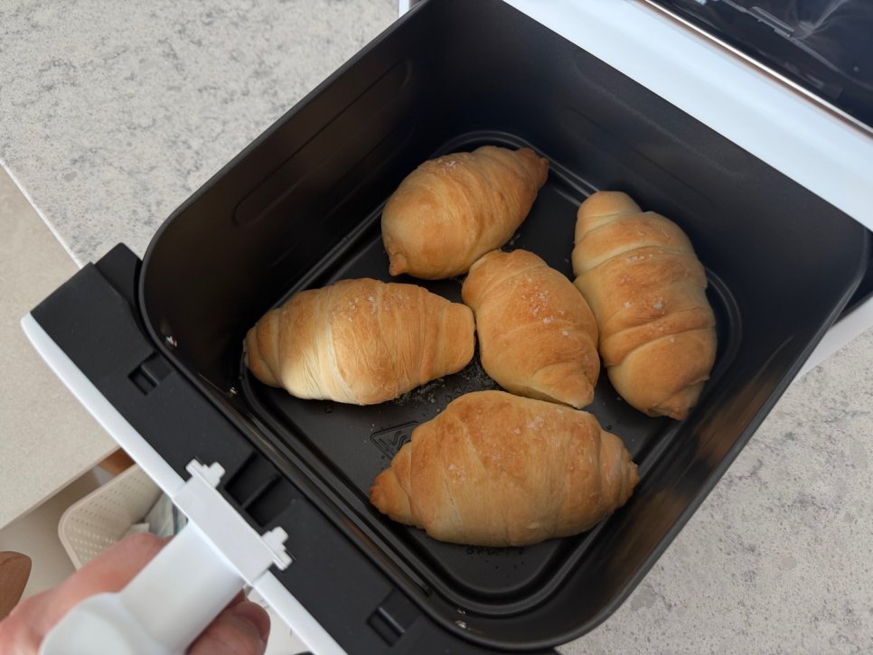 천하제빵 에어프라이어 오쿠 스팀 에어프라이어 OCC-SF6000WH로 생지 소금빵 굽기 정말 간단해