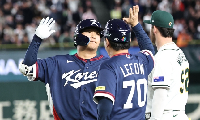 WBC 문보경, 홈런에 2연속 적시타로 4타점…기적을 만든 남자