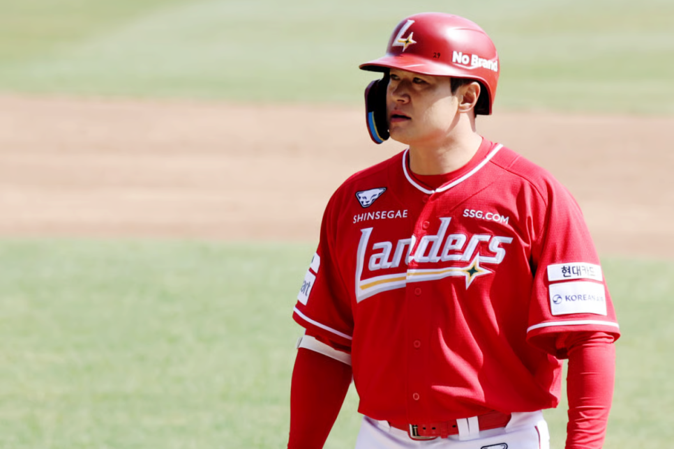 "박수도 야유도 동시에 나왔다" SSG 김재환 잠실 복귀, 프랜차이즈 스타가 팀 옮기면 생기는 일(KBO)